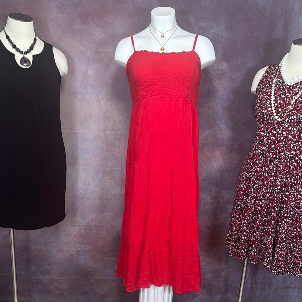 Vibrant Red Midi Sheath Dress with Sleeveless Halter Neckline for Wedding Guest